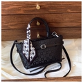 Sac seau noir embossé avec poignée foulard pied-de-poule et bandoulière en cuir - Noir