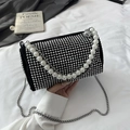 Modische schwarze Boston Bag mit glitzernden Strasssteinen und eleganter Perlenkette - Weiß