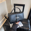 Minimalistische schwarze Tasche mit silberner H-Schnalle und verstellbarem Riemen - Schwarz
