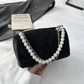 Modische schwarze Boston-Tasche mit Strasssteinen, weißen Perlen und silberner Kette - Schwarz