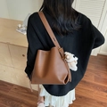 Minimalist caramel brown bucket bag with adjustable strap and cute plush bear charm - With Charm / Coffee