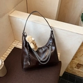 Vintage dark brown shoulder bag in glossy pleated leather with a bear charm and silver chain - Black (With Pendant)
