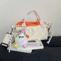 Borsa a tracolla beige con coulisse, fodera arancione e ciondolo a forma di mostro - Bianco Crema Con Ciondolo