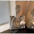 Detailansicht graue Falten-Tote-Bag mit Perlenkette und Wolken-Plüsch-Anhänger-Dekor - Silber (Mit Anhänger)