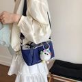 Borsa a tracolla in nylon blu navy con ciondolo a mostro di peluche e tracolla nera - Blu con Pendente