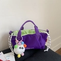 Borsa tote in tela viola con fodera verde, stampa honey cute e ciondolo di peluche - Viola Con Ciondolo
