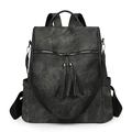 Dettaglio frontale dello zaino vintage grigio scuro con doppie nappe e trama retrò - Nero