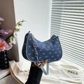 Borsa baguette in denim blu con motivo a fiocco bianco e tracolla a catena argentata - Blu scuro
