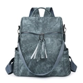 Dettaglio dello zaino vintage in ecopelle grigio-blu con cerniere a nappe e spallacci - Blu