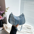 Borsa sottobraccio in denim azzurro con catena argento e chiusura a zip - Blu