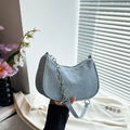 Borsa a mezzaluna in denim azzurro con strass brillanti e catena d'argento - Azzurro
