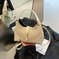 Elegante bolso hobo patchwork crema con cierre dorado y correa de cuero - Blanco