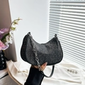 Borsa sottobraccio a mezzaluna in denim nero con borchie argento e tracolla a catena - Nero