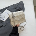 Borsa a tracolla trapuntata bianco panna con catena argentata e sfera di metallo regolabile - Bianco Riso Grande