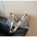Detalle de bolsa de viaje de nailon topo con múltiples cremalleras y correa ajustable - Gris
