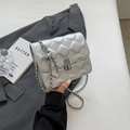 Borsa a tracolla trapuntata argento con catena metallica e dettaglio ciondolo a sfera - Argento Grande