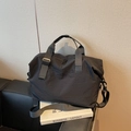 Schwarze Reisetasche mit großem Fassungsvermögen, verstärkten Griffen und Heila Bag Logo - Schwarz