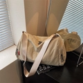 Borsa sportiva in nylon kaki con tracolla larga e cerniere in metallo per donna - Cachi