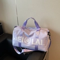 Borsa sportiva lilla con tracolla e logo WEI LAI su sedile in pelle nera - Viola