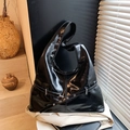 Borsa hobo classica in pelle nera lucida con occhielli argentati e fibbia decorativa - Nero