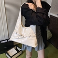 Borsa tote bianca in vernice con dettaglio fibbia e stile minimalista a tracolla da donna - Bianco