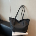 Bolso tote negro minimalista en cuero con correas largas para uso diario y oficina - Negro