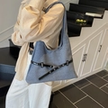 Grande borsa hobo in denim blu scuro con fibbia in pelle nera per un look moderno - Blu Denim