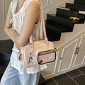 Rosa glänzende Ita Bag mit Klarsichtfenster und Doppelgriffen in Lifestyle-Umgebung - Rosa
