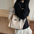 Bolso tote de lona beige con correas de cuero marrón mostrado en una escena de estilo de vida - Blanco Roto