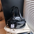 Glänzende schwarze Bowling-Handtasche mit transparentem Kartenfach und Silber-Hardware - Schwarz