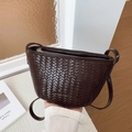 Minimalistische dunkelbraune geflochtene Beuteltasche mit Reißverschluss und Riemen - Braun