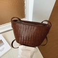 Dunkelbraune geflochtene Eimertasche aus Leder mit Schultergurt und Textur-Design - Braun