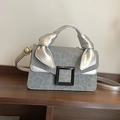 Petit sac bandoulière gris texturé avec poignée en soie argentée et boucle aimantée - Argenté