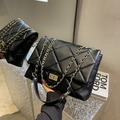 Grande borsa a tracolla trapuntata nera con catena e chiusura in metallo dorato - Nero
