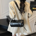 Bolso cilíndrico retro negro en charol brillante con herrajes plateados metálicos - Negro