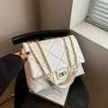 Elegante borsa a tracolla trapuntata bianca con catena dorata su sedia in legno - Bianco