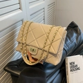 Borsa a tracolla trapuntata beige con catena e chiusura a girello dorata da donna - Beige