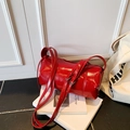 Bolso cilíndrico rojo brillante con correa ajustable y diseño minimalista moderno - Rojo