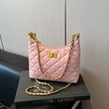 Rosafarbene gesteppte Leder-Achseltasche mit Goldverschluss und Kettenriemen - Rosa