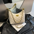 Weiße gesteppte Hobo-Tasche mit Rautenmuster, Goldkette und Drehverschluss - Weiß