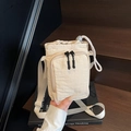 Borsa a tracolla in nylon beige con chiusura a coulisse e tasca frontale per il pendolarismo - Bianco Sporco