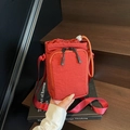 Mini borsa a tracolla rossa in nylon con coulisse e tracolla regolabile da donna - Rosso
