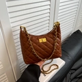 Braune gesteppte Schultertasche mit goldener Kette und elegantem Metall-Drehverschluss - Braun