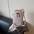 Borsa a tracolla in nylon grigio chiaro con chiusura a coulisse e due tasche - Grigio