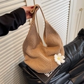 Beige gewebte Häkel-Einkaufstasche mit weißem 3D-Strick-Gänseblümchen-Detailverzierung - Khaki