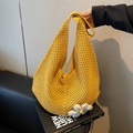 Leuchtend gelbe Häkeltasche mit weißem 3D-Gänseblümchen und gewebter Netzstruktur - Orange
