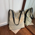 Bolso tote de lona beige de gran capacidad con correas de cuero negro y estilo informal - Blanco Roto