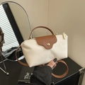 Cremefarbene Nylon-Tasche mit braunem Ledergriff und goldenen Beschlägen Detail - Weiß