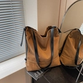 Bolso tote marrón de ante sintético con correas de cuero negro en estilo casual hobo - café