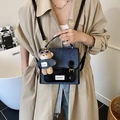 Sac à bandoulière en denim bleu et cuir noir pour femme avec un porte-clés ours mignon - Noir avec pendentif